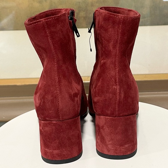 🌹LA CANADIENNE🌹 Joanie Suede Booties Size: 5